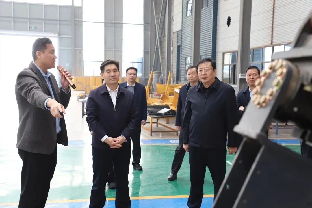 菏泽市人大常委会党组书记、主任王磊、郓城县领导莅临山东昌松工程机械调研指导工作