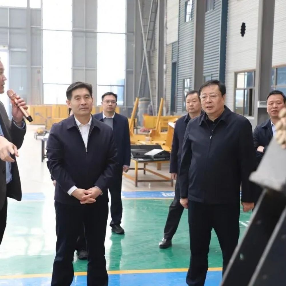 菏泽市人大常委会党组书记、主任王磊、郓城县领导莅临山东昌松工程机械调研指导工作